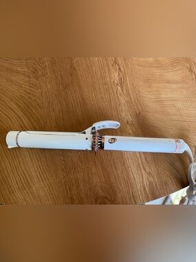 T3 White Curling Wand with Rose Gold Accents